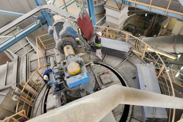 Dynamic Separator Guide Vanes in Cement Mill-4 Dynamic Separator Guide Vanes in Cement Mill